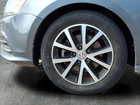 Used 2017 Volkswagen Jetta SE image 9