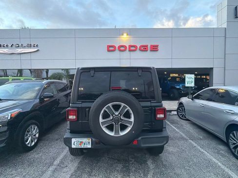 Used 2021 Jeep Wrangler Unlimited Sahara AWD/4WD image 9