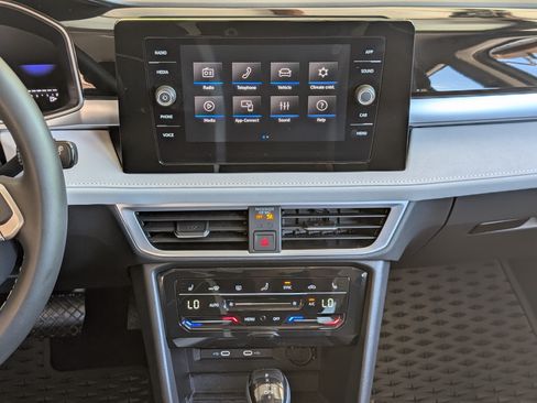 Used 2025 Volkswagen Taos SE w/ Panoramic Sunroof Package FWD image 26