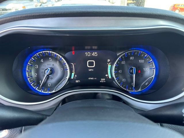 Used 2025 Chrysler Pacifica Limited FWD image 16