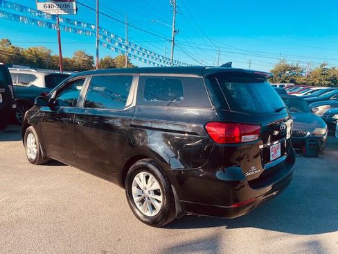 Used 2011 Kia Sorento LX w/ Convenience Pkg image 2