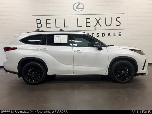 Used 2023 Toyota Highlander XSE FWD image 3