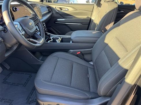 Used 2025 Chevrolet Traverse LT image 11