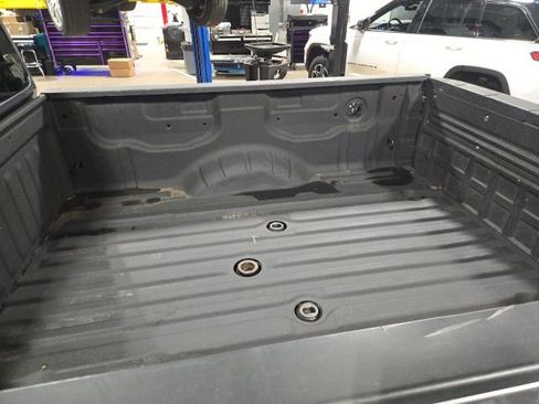 Used 2019 Nissan Titan SV w/ SV Convenience Package image 12