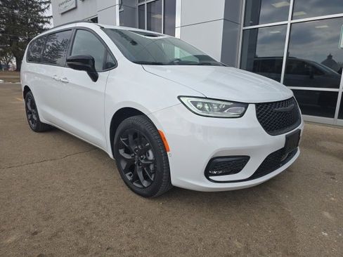 New 2026 Chrysler Pacifica Limited w/ S Appearance Package image 1