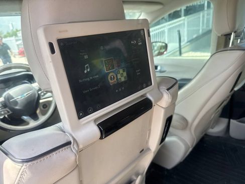 Used 2017 Chrysler Pacifica Platinum FWD image 10