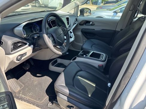 Used 2024 Chrysler Pacifica Touring-L image 7