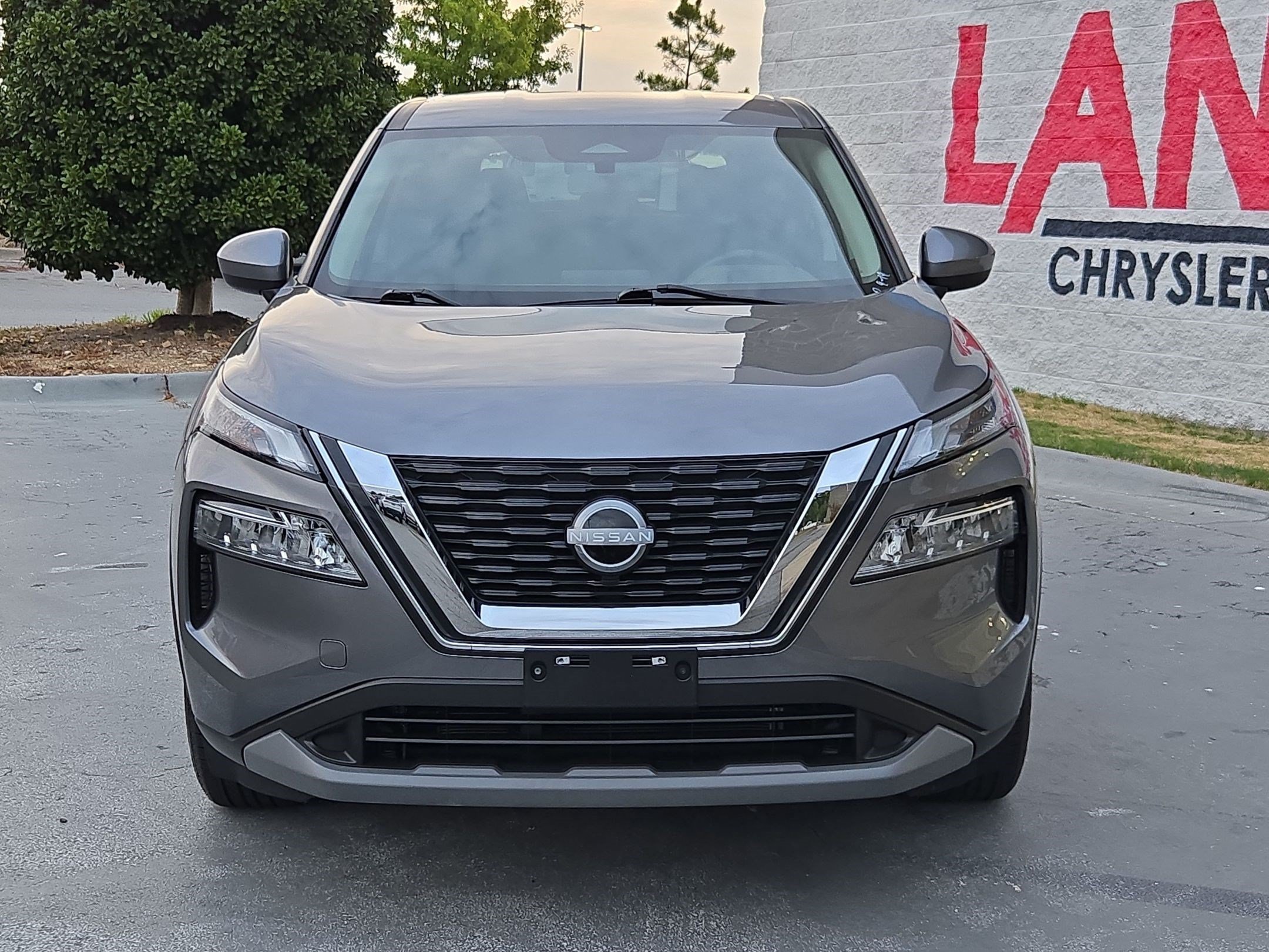 Used 2023 Nissan Rogue SV FWD image 2