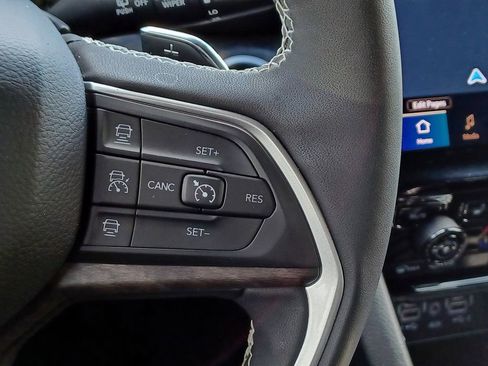 Used 2025 Jeep Grand Cherokee Limited w/ Black Appearance Package image 22