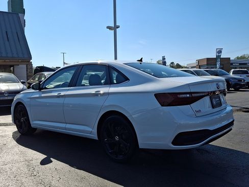Used 2025 Volkswagen Jetta SE w/ Sunroof Package FWD image 4