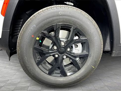 New 2025 Jeep Grand Cherokee L Altitude image 13