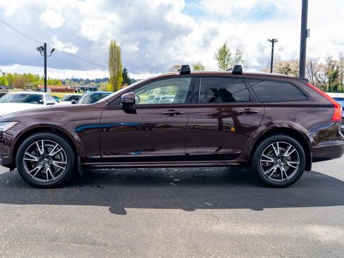 Used 2017 Volvo V90 T6 Cross Country image 13
