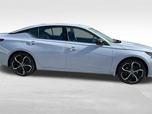 Used 2025 Nissan Altima 2.5 SR FWD image 9