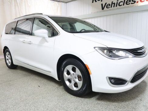 Used 2018 Chrysler Pacifica Touring-L FWD image 5
