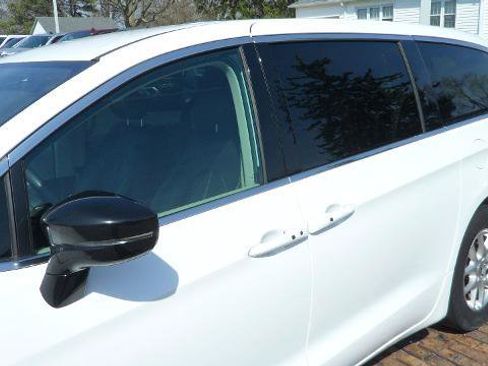 Used 2024 Chrysler Pacifica Touring-L FWD image 29