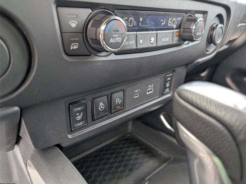 Used 2025 Nissan Frontier SV w/ SV Convenience Package image 18