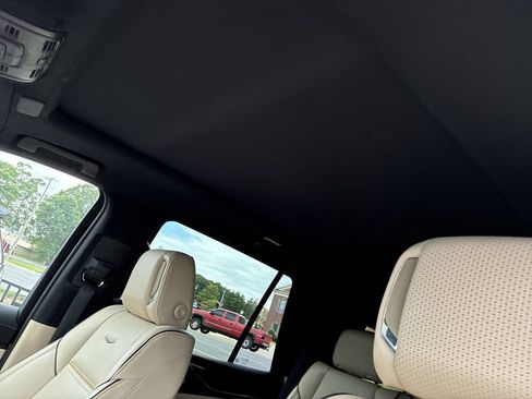 Used 2023 Cadillac Escalade Premium Luxury AWD/4WD image 19