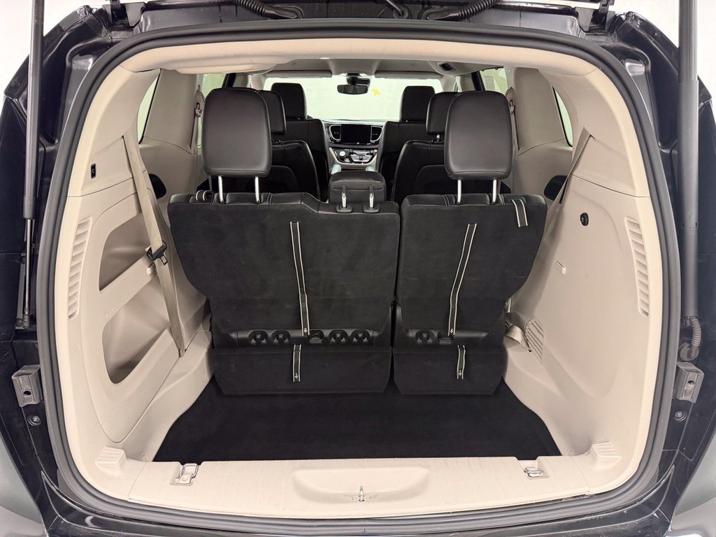 Used 2024 Chrysler Pacifica Touring-L FWD image 7