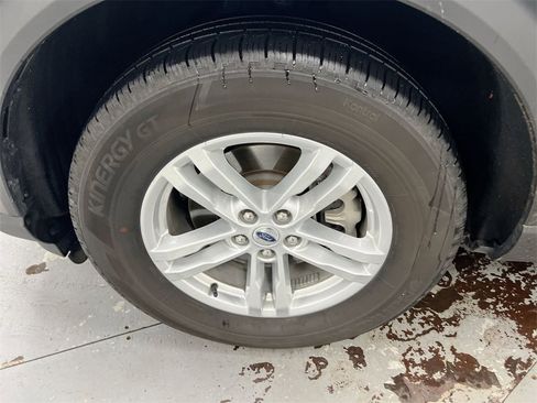 Used 2023 Ford Explorer XLT image 25