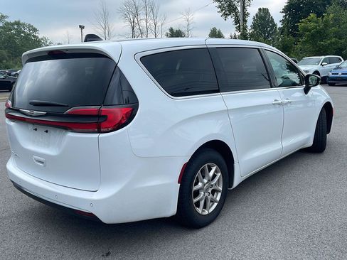 Used 2025 Chrysler Pacifica Select FWD image 5