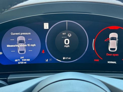 Certified 2025 Porsche Macan 4S Electric AWD/4WD image 31