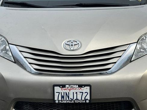 Certified 2017 Toyota Sienna LE image 9