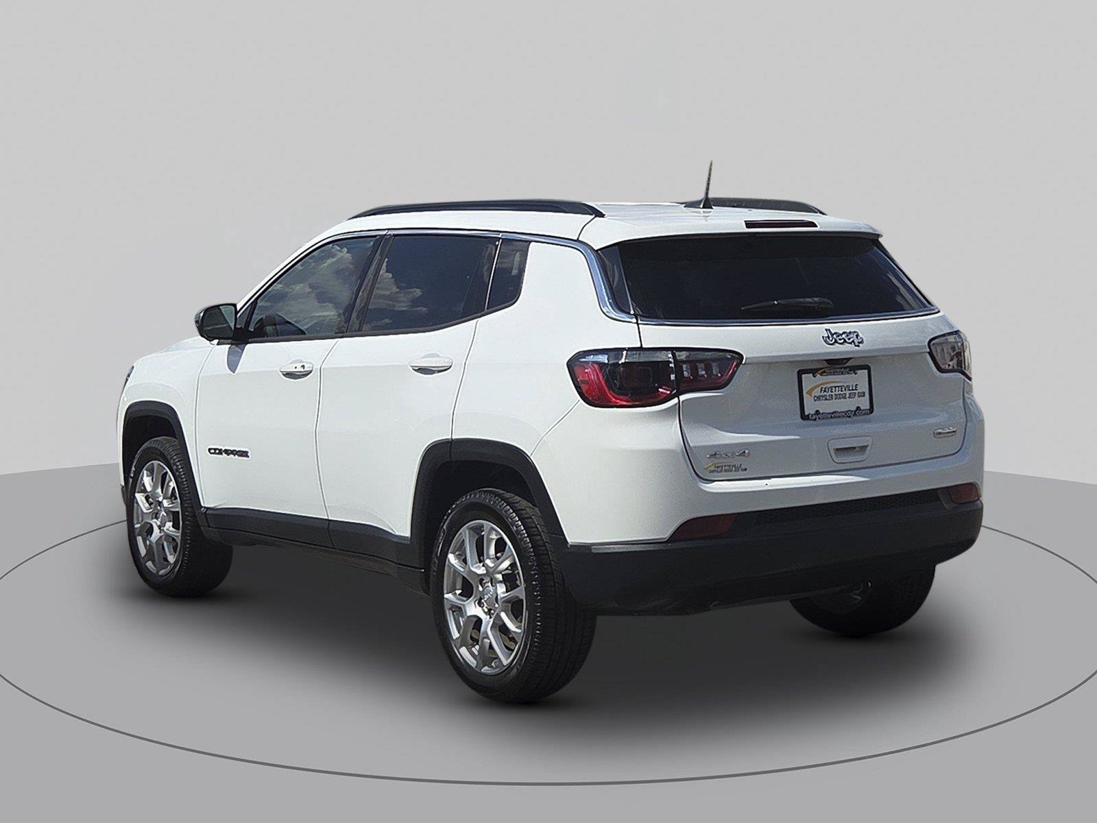 Used 2023 Jeep Compass Latitude AWD/4WD image 5