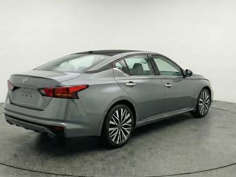 Used 2025 Nissan Altima 2.5 SV FWD image 9