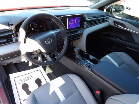 Used 2025 Toyota Camry SE image 12