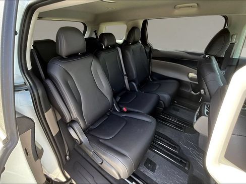 New 2026 Kia Carnival FWD image 8