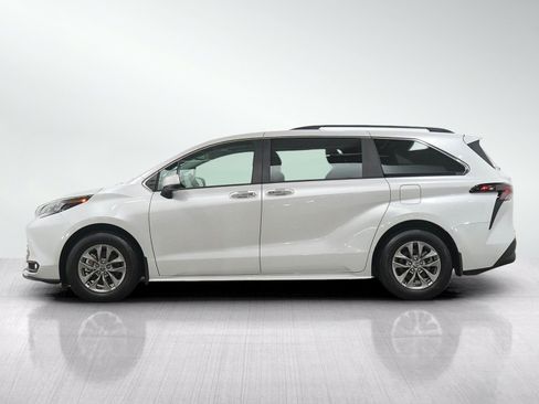 Used 2025 Toyota Sienna XLE w/ XLE Plus Package AWD/4WD image 2
