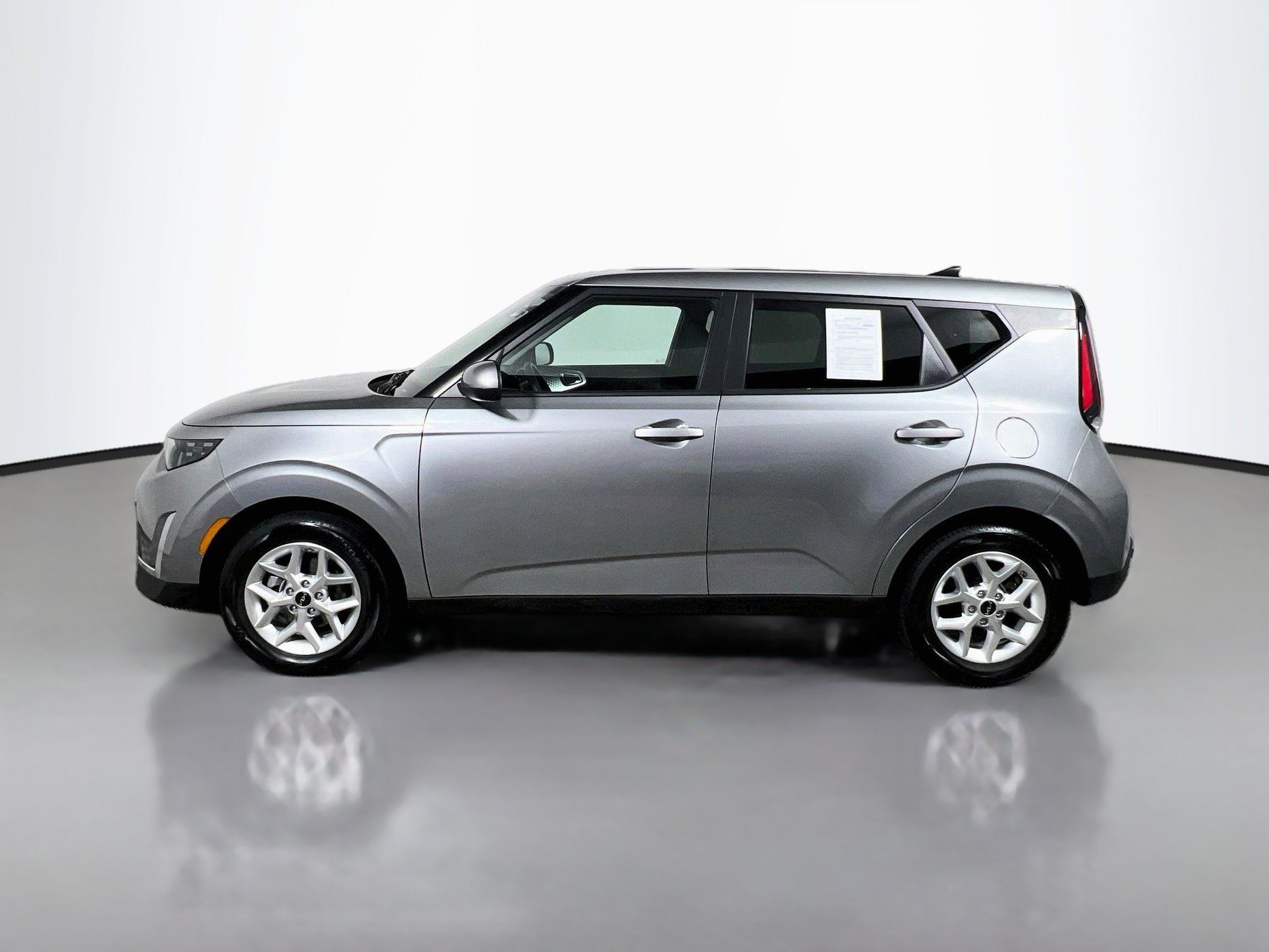 Used 2025 Kia Soul LX w/ LX Technology Package FWD image 9