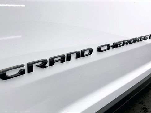 New 2025 Jeep Grand Cherokee L Limited image 17
