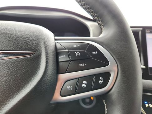 Used 2025 Chrysler Pacifica Select image 21