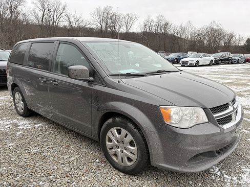 Used 2019 Dodge Grand Caravan SE w/ UConnect Hands-Free Group image 5