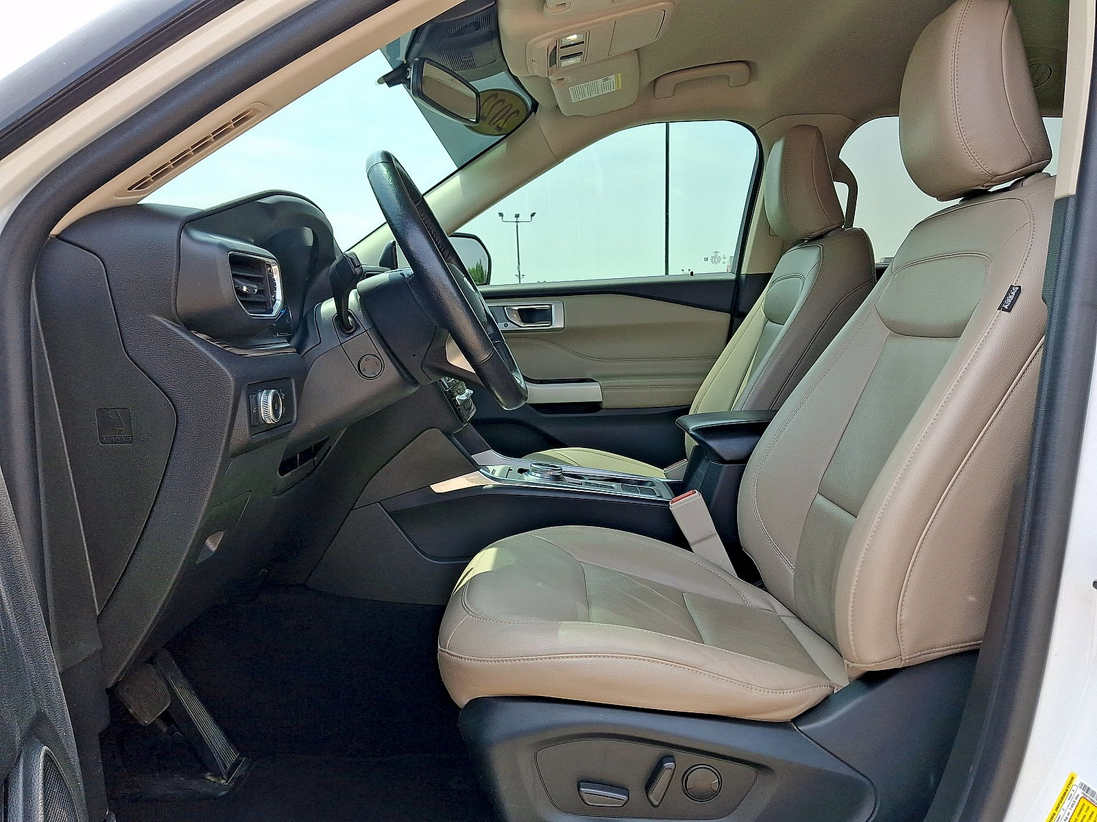 Used 2022 Ford Explorer Limited w/ Equipment Group 301A RWD image 11