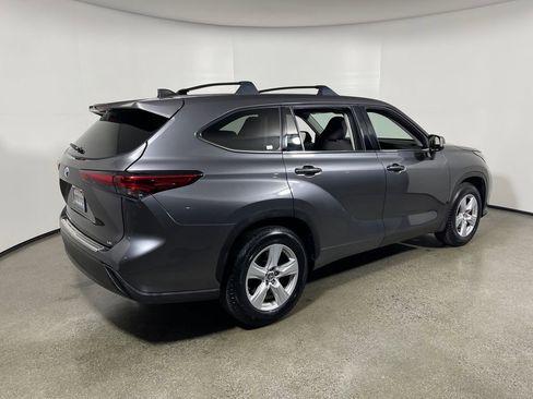 Used 2022 Toyota Highlander LE FWD image 3
