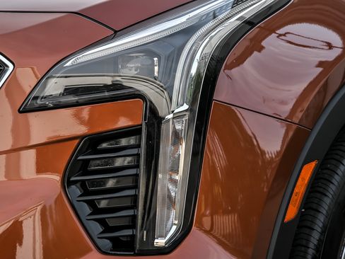 Used 2019 Cadillac XT4 Luxury w/ Cold Weather Package FWD image 7