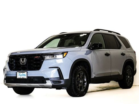 Used 2025 Honda Pilot TrailSport image 3