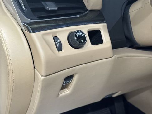 Used 2018 Cadillac Escalade Platinum RWD image 36