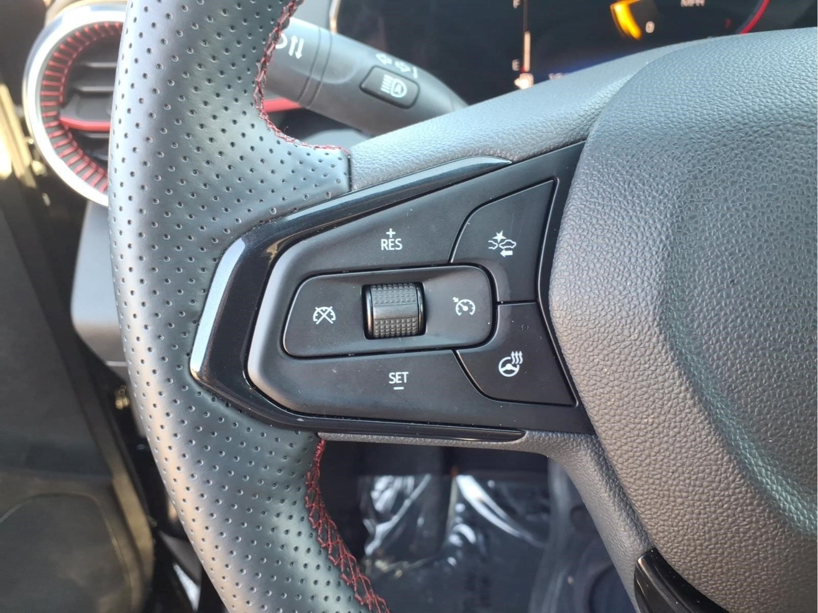Used 2024 Chevrolet Trax RS w/ Sunroof Package FWD image 11
