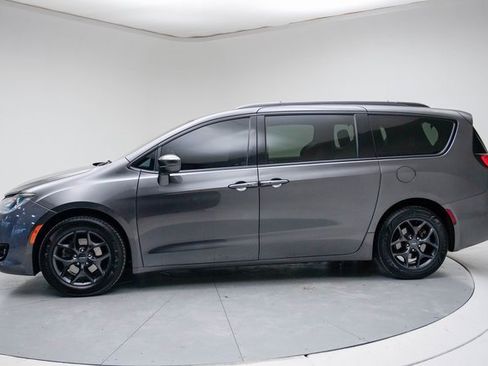 Used 2019 Chrysler Pacifica Touring-L w/ S Appearance Package image 2