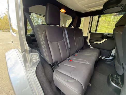 Used 2018 Jeep Wrangler Unlimited Sahara w/ Max Tow Package AWD/4WD image 28