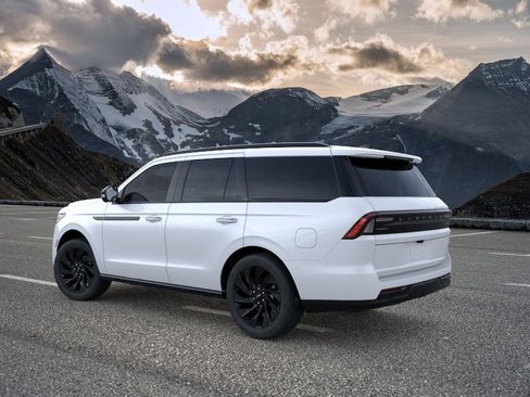 New 2026 Lincoln Navigator Reserve w/ Jet Appearance Package AWD/4WD image 4