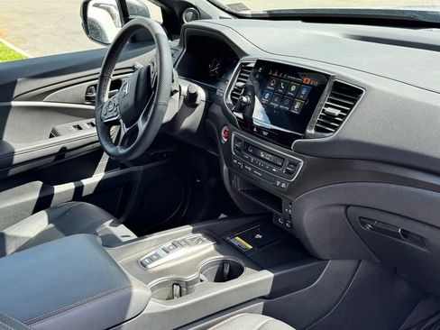Used 2025 Honda Passport TrailSport image 11
