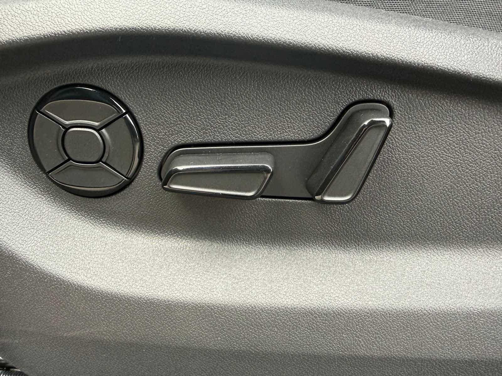 New 2026 Volkswagen Tiguan SE AWD/4WD image 8