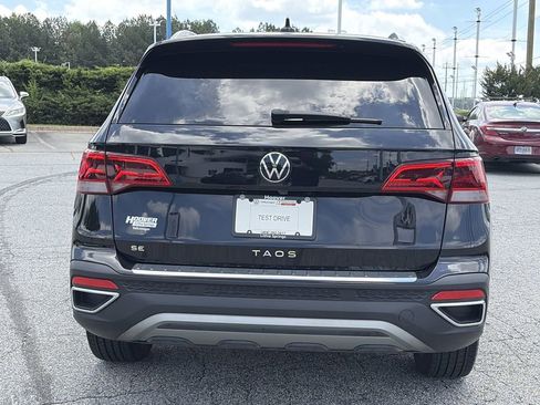 Used 2024 Volkswagen Taos SE w/ MDO Package FWD image 5