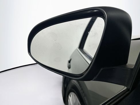 Used 2014 Toyota Camry L image 16