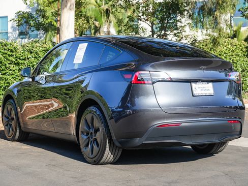 Used 2024 Tesla Model Y Long Range AWD/4WD image 8