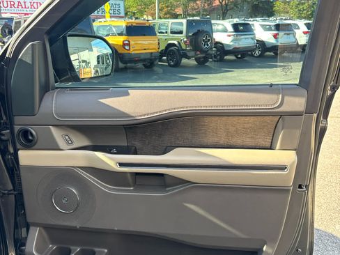 Used 2021 Ford Expedition Limited image 31